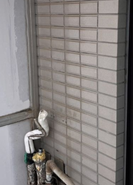 既設の給湯器を壁から外した状態
