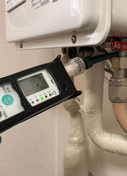 ガス検知器でガス漏れが起きていないかチェックする様子